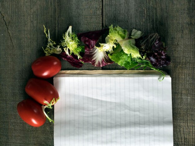 Ingrediente proaspete și un notebook cu rețete